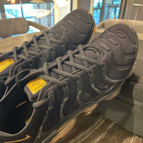 NEW Men’s Nike Air VaporMax Plus Black Gold - Picture 10 of 12